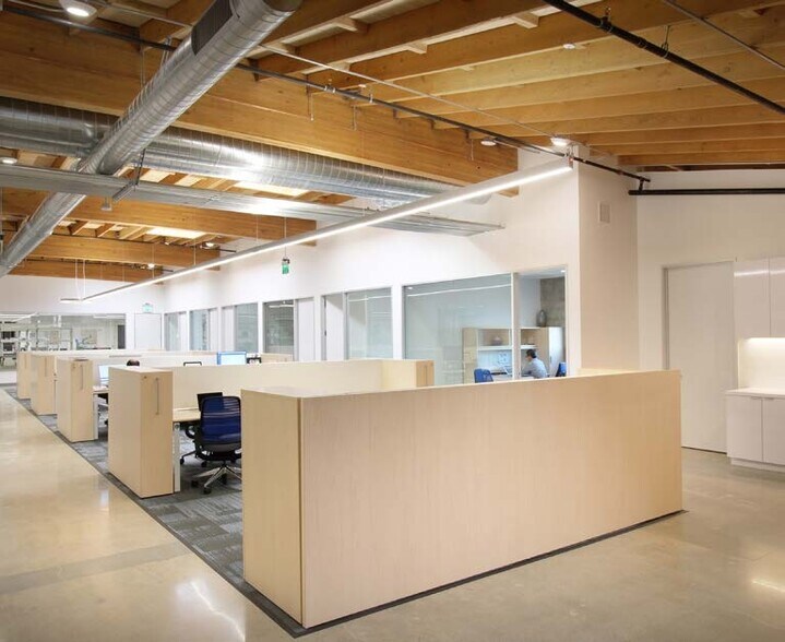 More Photos Of 14751-14761 Califa St, Van Nuys Office For Lease