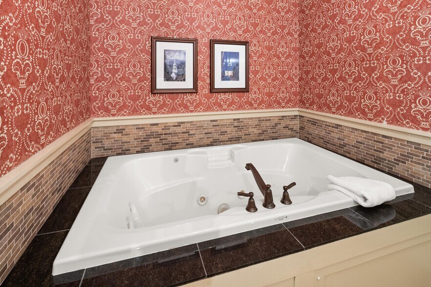 More Photos Of 18 Main St, Stowe Hotel For Sale