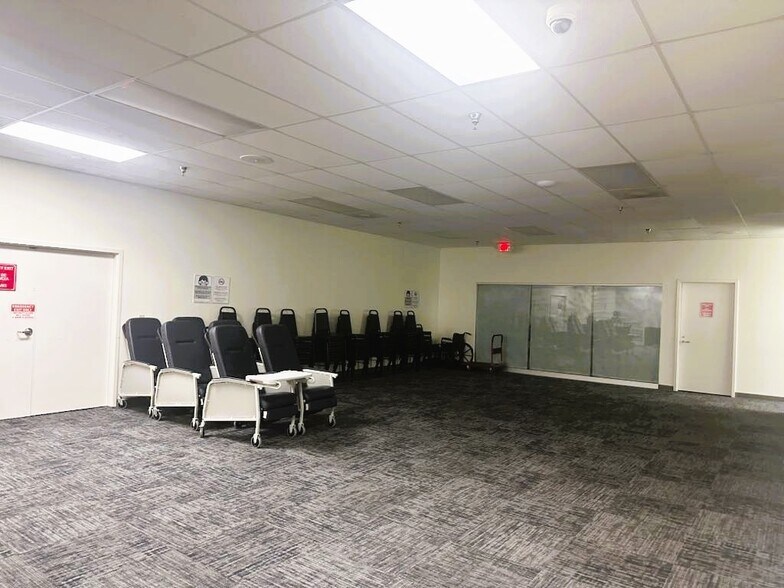 More Photos Of 4913 W Laurel St, Tampa Light Distribution For Sale