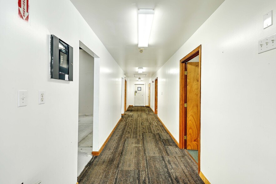 More Photos Of 1055 E Main Rd, Portsmouth Warehouse For Lease