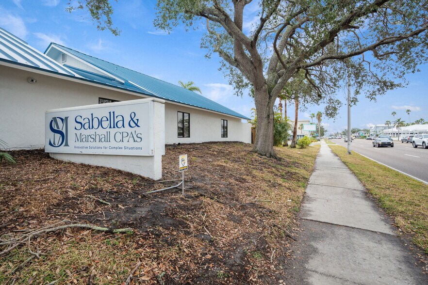 More Photos Of 2501 S Tamiami Trl, Sarasota Office For Lease