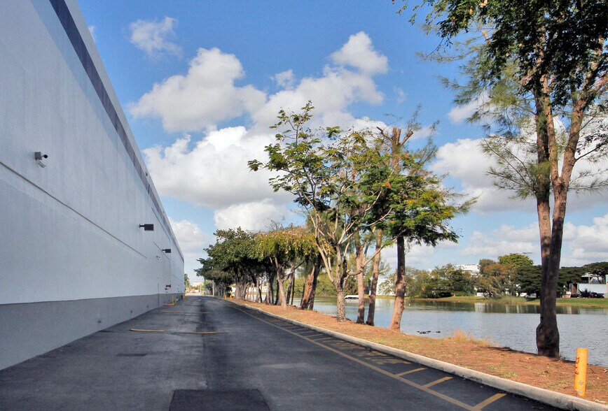 More Photos Of 1900 NW 92nd Ave, Doral Distribution For Lease