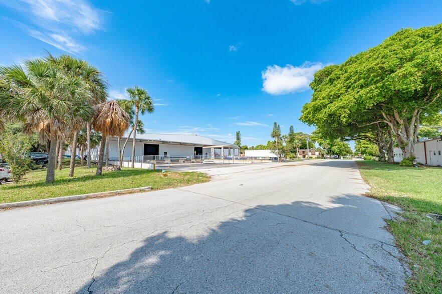 More Photos Of 198 Lock Rd, Deerfield Beach Warehouse For Lease