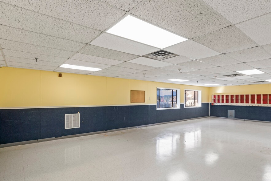 More Photos Of 211 Edds Ln, Sterling Schools For Sale