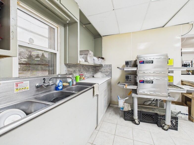 More Photos Of 12240 S Dixie, La Salle Convenience Store For Sale