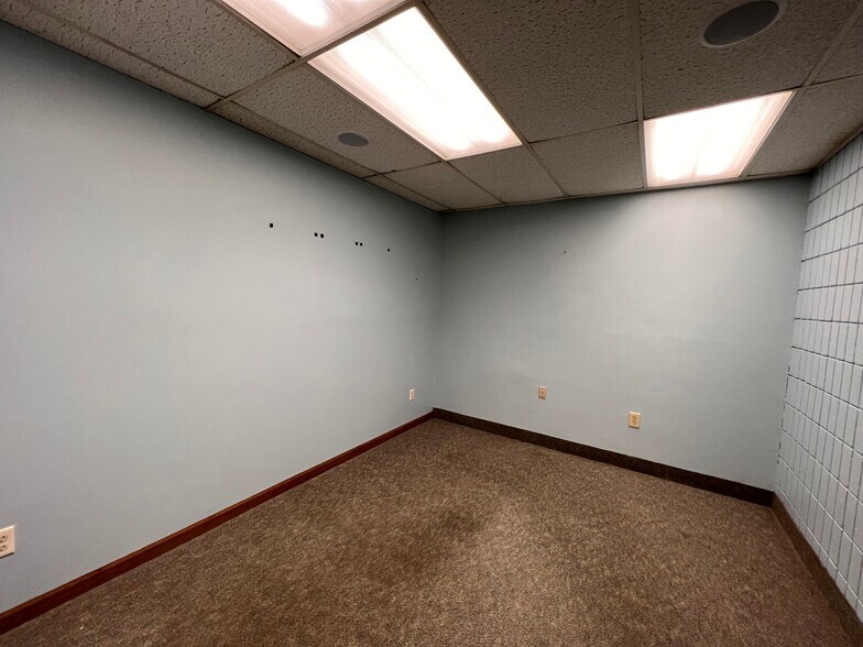 More Photos Of 1250 N Frontage Rd, Hastings Office For Lease