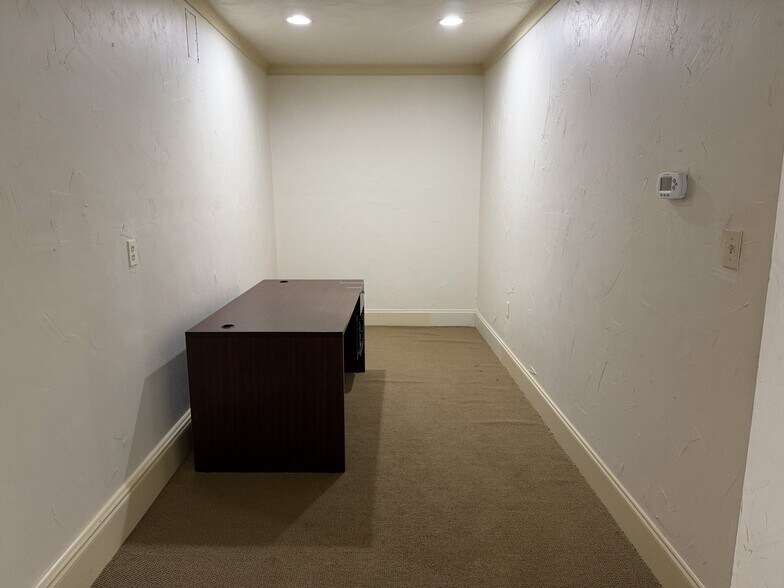 More Photos Of 1030 Canyon Bend Dr, Dripping Springs Light Distribution For Lease