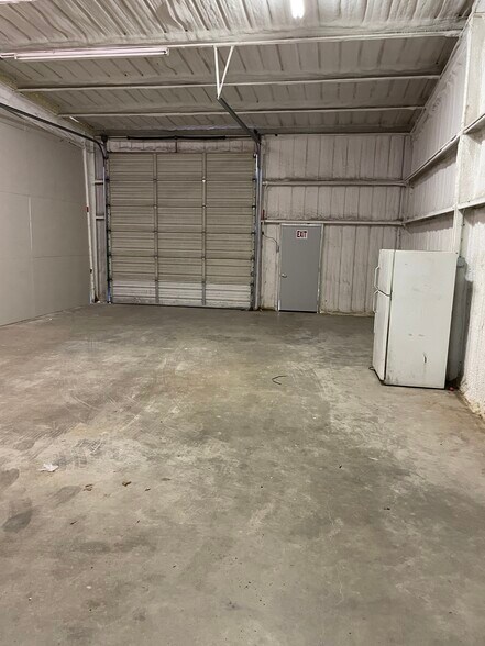 More Photos Of 220 S 1st St, Sanger Warehouse For Lease