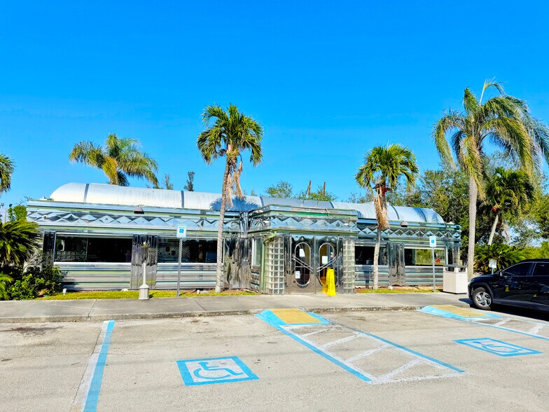More Photos Of 8031 Summerlin Center Dr, Fort Myers Restaurant For Sale