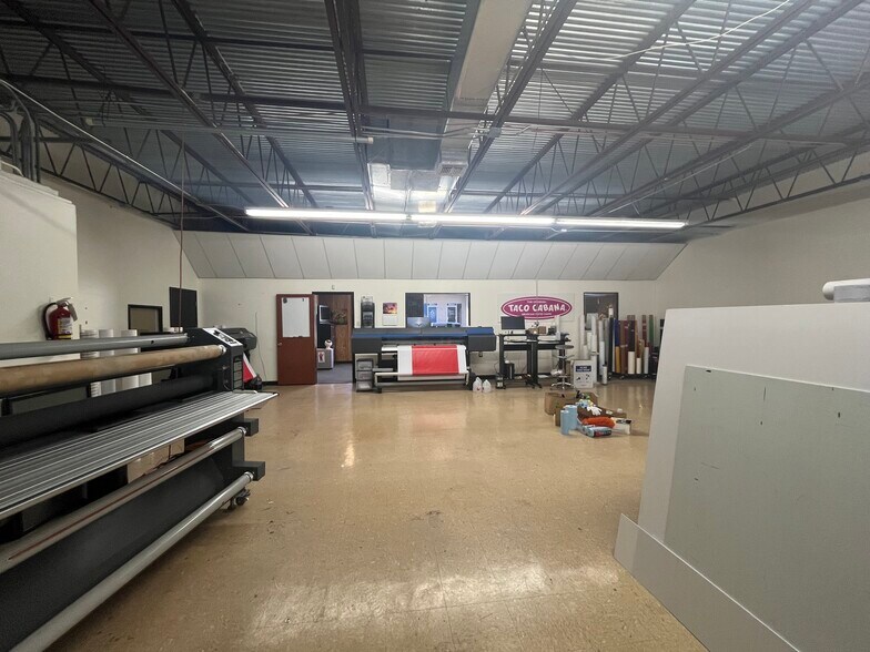 More Photos Of 10646 Gulfdale St, San Antonio Unknown For Lease