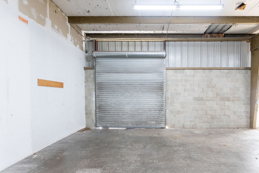 More Photos Of 440 Roberts Rd, Oldsmar Warehouse For Lease