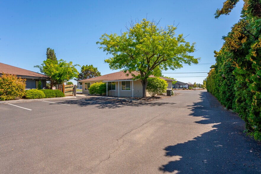 More Photos Of 830 Sharon Ave E, Moses Lake Office For Sale