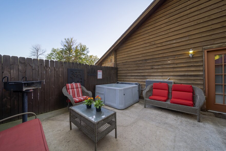 More Photos Of 446724 E 390 Rd, Langley Hotel For Sale