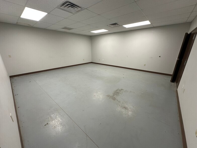 More Photos Of 2708 S County Road 1242, Midland Warehouse For Lease