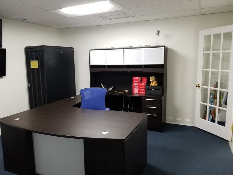 More Photos Of 5465 NW 36th St, Miami Office For Sale