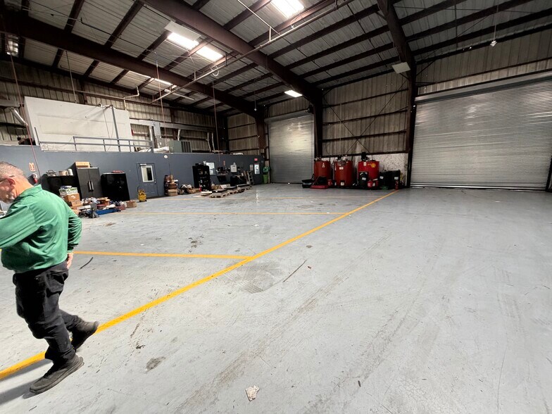 More Photos Of 10650-10660 NW South River Dr, Medley Warehouse For Lease