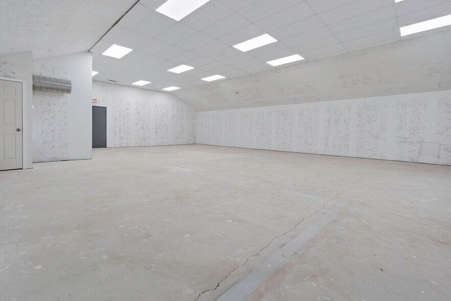 More Photos Of 4403-4411 SW 3rd St, Oklahoma City Showroom For Lease