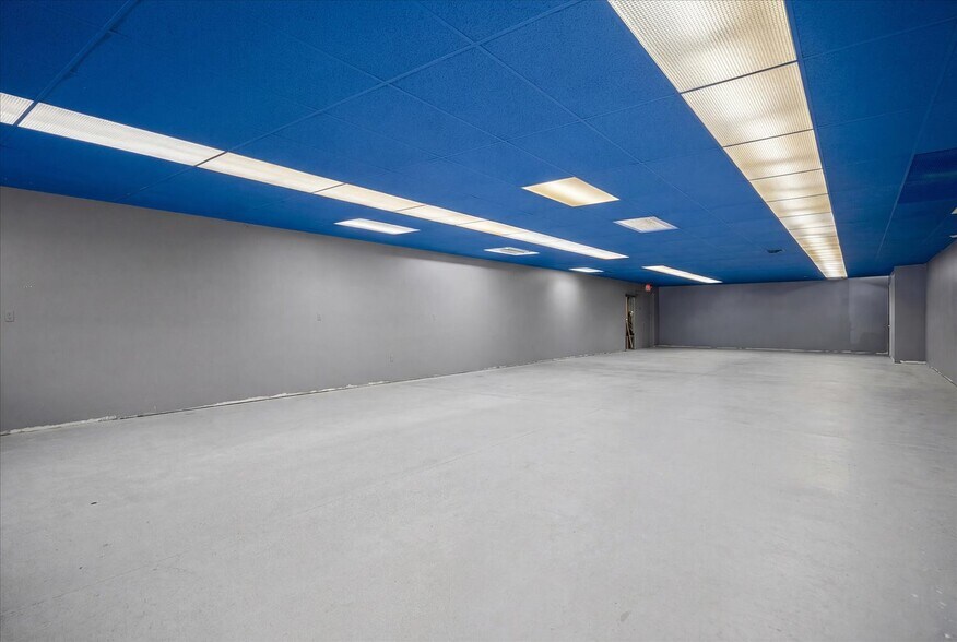 More Photos Of 120-124 E Crawford St, Deer Park Freestanding For Sale