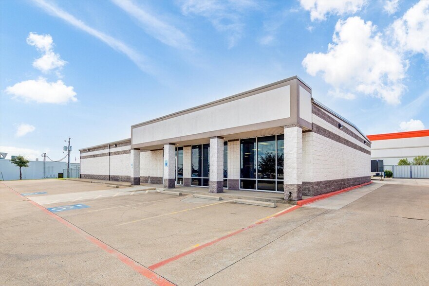 More Photos Of 5615 Rufe Snow Dr, North Richland Hills Freestanding For Sale