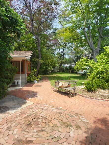 More Photos Of 18552 Erwin St, Tarzana Land For Lease