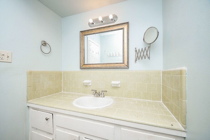 More Photos Of 11602 Dover St, Houston Flex For Lease