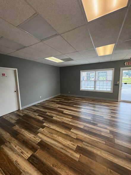 More Photos Of 1014 Hospital Dr, Batavia Storefront Retail Office For Lease