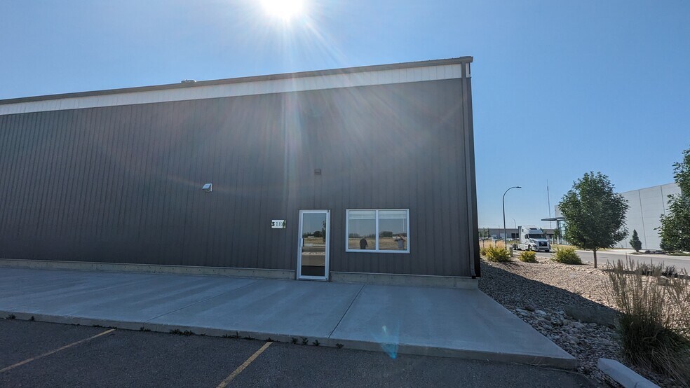 More Photos Of 3036 N 36 St, Lethbridge Warehouse For Lease