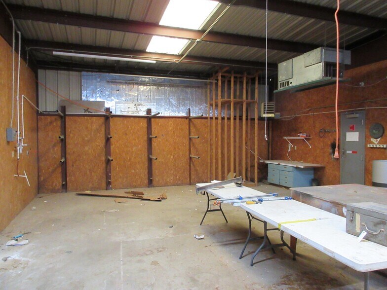 More Photos Of 224 E Cottage St, Sherman Warehouse For Sale