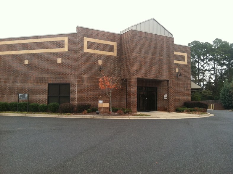 More Photos Of 1890 W Oak Pky, Marietta Showroom For Lease