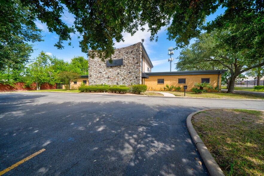 More Photos Of 9941 Rowlett Rd, Houston Medical For Lease