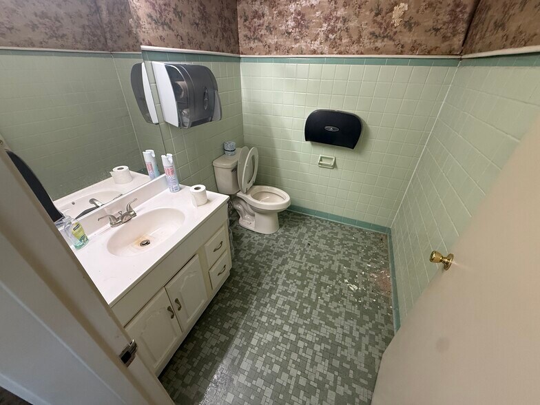 More Photos Of 128 E Commerce St, Aberdeen Storefront For Sale