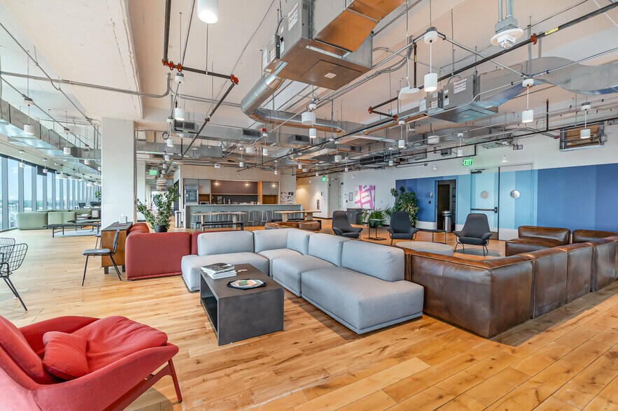 More Photos Of 615 S College St, Charlotte Office For Lease