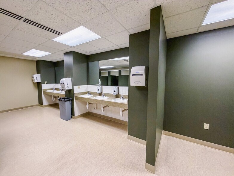 More Photos Of 985 Gezon Pky SW, Grand Rapids Medical For Lease