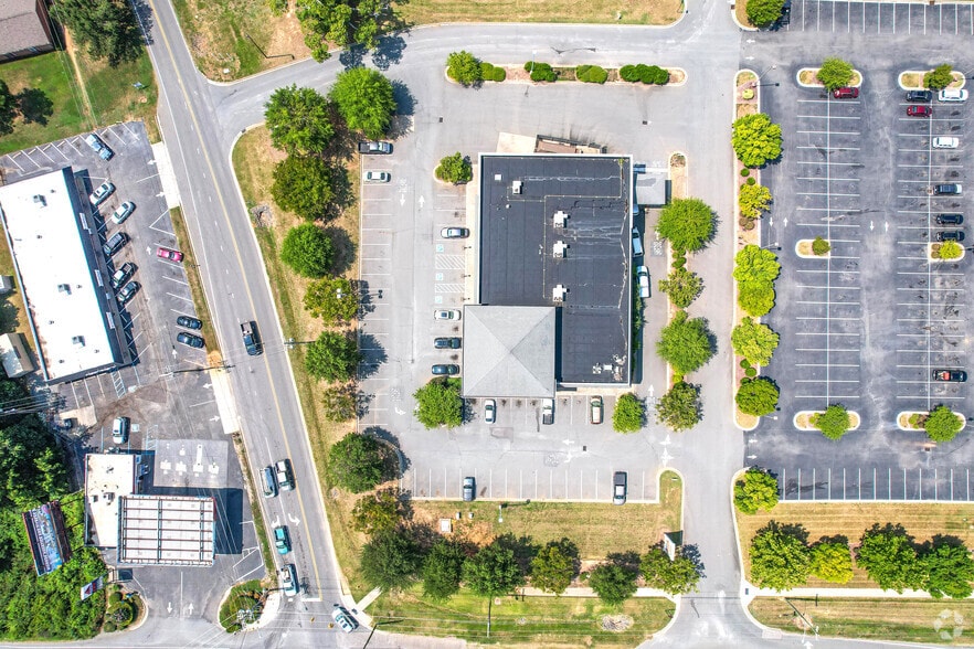 More Photos Of 2501 W Roosevelt Blvd, Monroe Drugstore For Sale