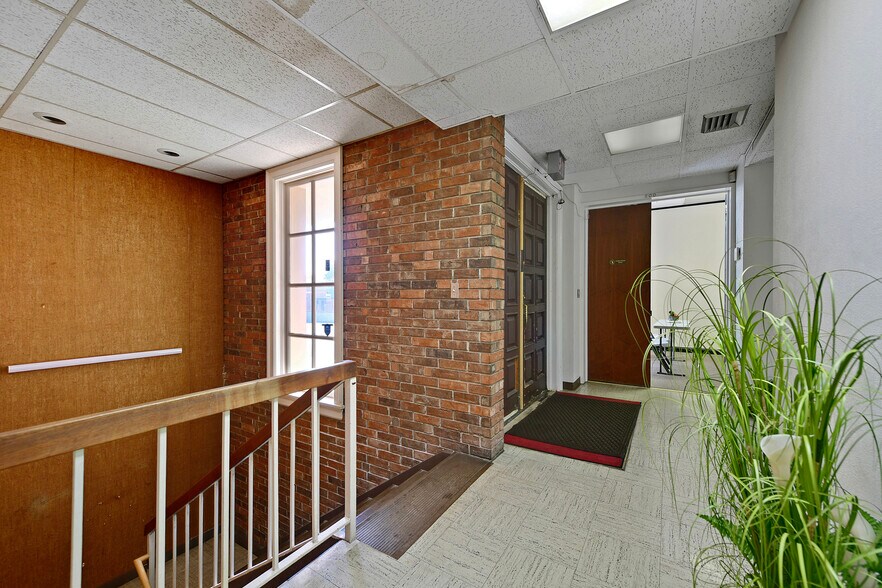 More Photos Of 120 S Liberty St, Independence Office For Sale