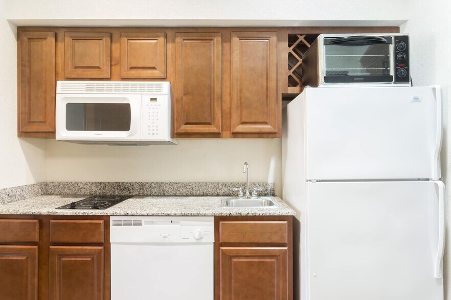 More Photos Of 1323 E King Ave, Kingsland Hotel For Sale