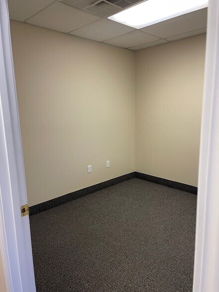 More Photos Of 1902 Campus Pl, Jeffersontown Light Distribution For Lease