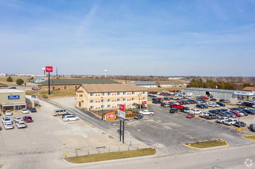 More Photos Of 501 Northland Dr, Cameron Hotel For Sale