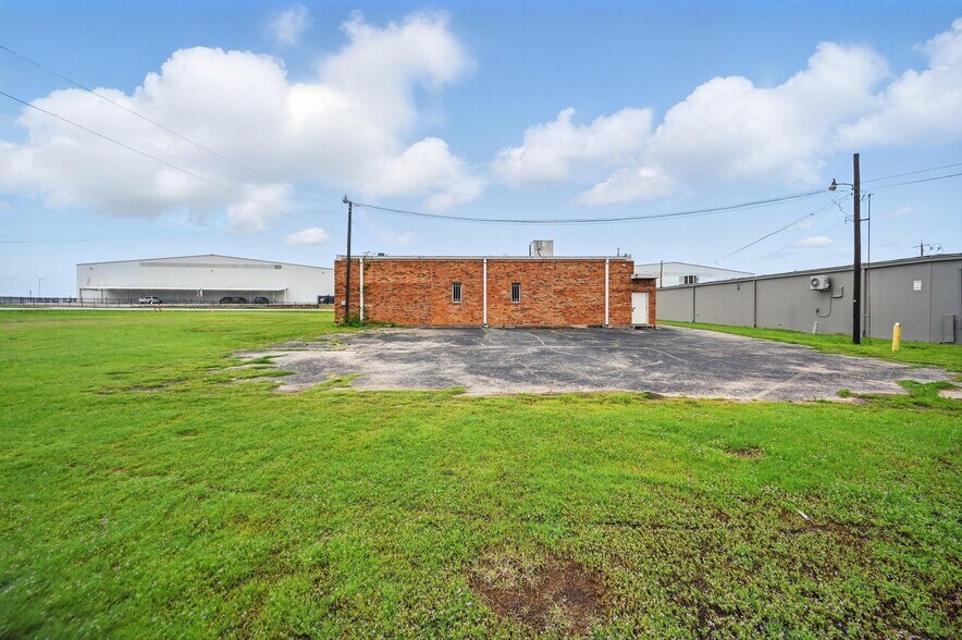 More Photos Of 4016 N Main St, Fort Worth Office For Sale