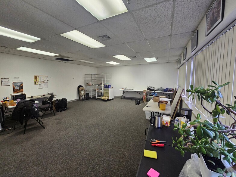 More Photos Of 144-148 Remington Blvd, Ronkonkoma Warehouse For Lease