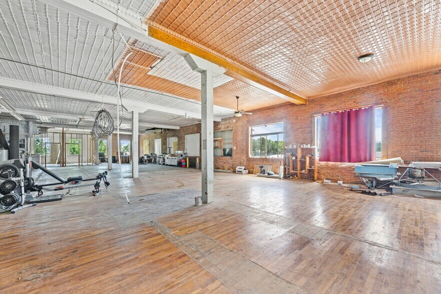 More Photos Of 415 W Madison Ave, Iola Restaurant For Sale