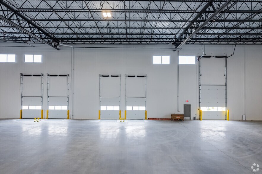 More Photos Of 9141 S 13th St, Oak Creek Warehouse For Lease
