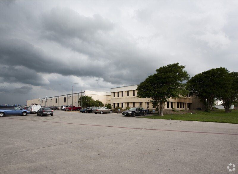 More Photos Of 1300 Blackjack St, Lockhart Distribution For Sale