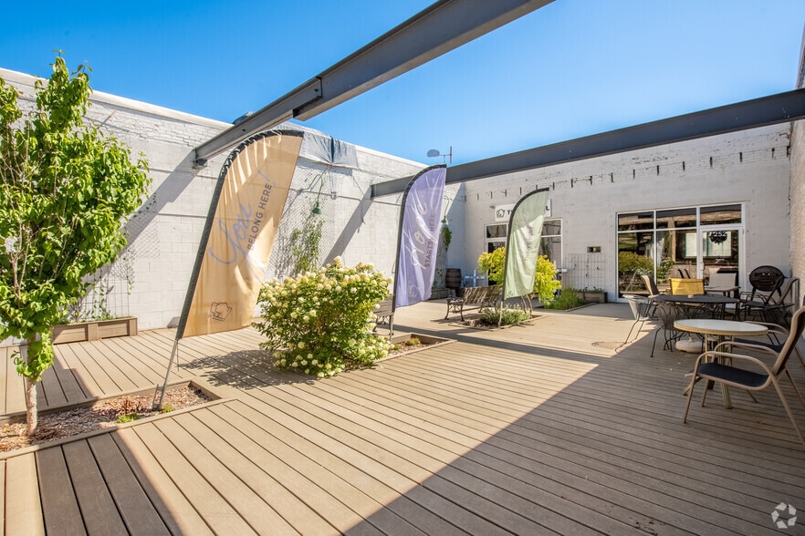 More Photos Of 218-326 Wisconsin Dr, Jefferson Office For Lease