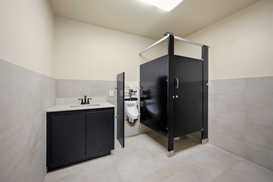 More Photos Of 2529 Chambers St, Vernon Warehouse For Lease