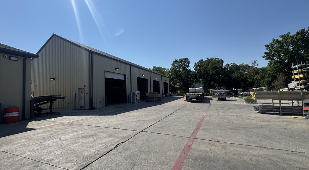 More Photos Of 717 Tower Ln, McKinney Warehouse For Lease
