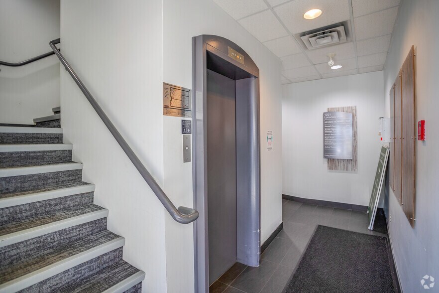 More Photos Of 1221 Lonsdale Ave, North Vancouver Office For Lease