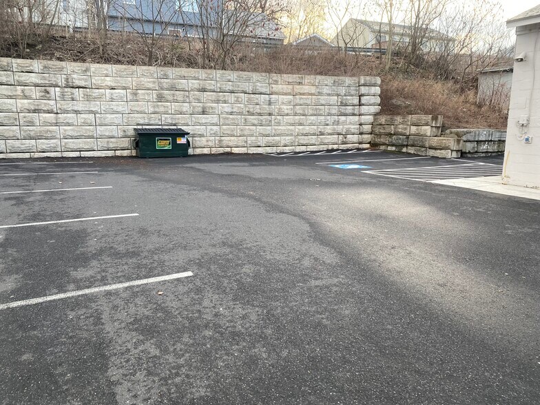 More Photos Of 113-115 S Main St, Beacon Falls Freestanding For Lease