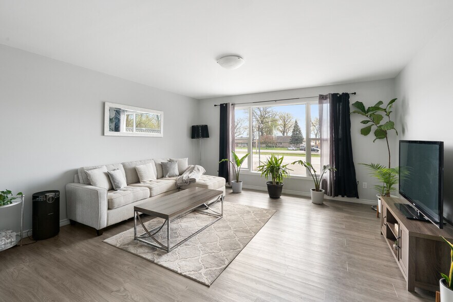 More Photos Of 2024 Dufferin Av, Wallaceburg Apartments For Sale