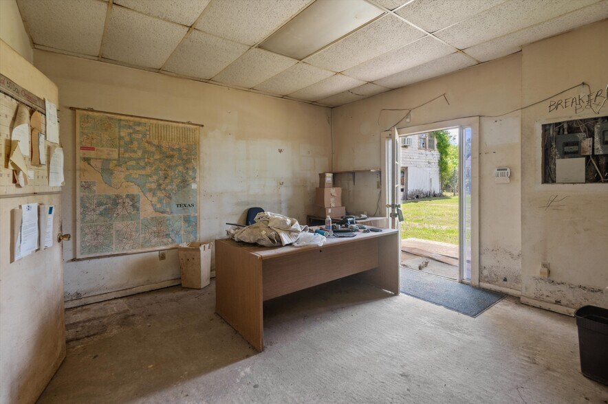 More Photos Of 1403 Crockett St, Lufkin Office Residential For Sale